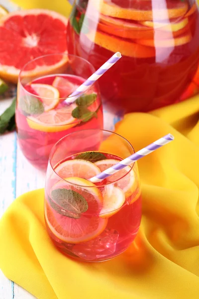 Roze limonade in bril op tabel close-up — Stockfoto