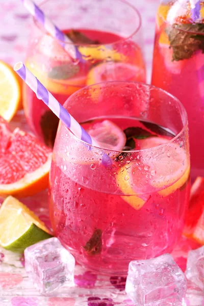 Roze limonade in bril op lichte achtergrond — Stockfoto