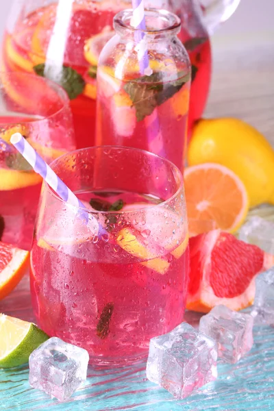 Gözlük ve sürahi parlak zemin üzerine pembe limonata — Stok fotoğraf