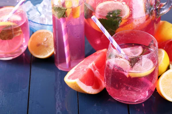 Tablo yakın çekim üzerinde bardaklarda pembe limonata — Stok fotoğraf