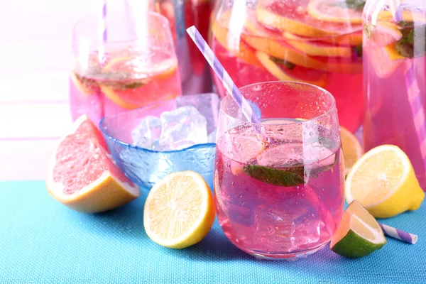 Pink lemonade in glasses and pitcher on table close-up — Stock Photo, Image