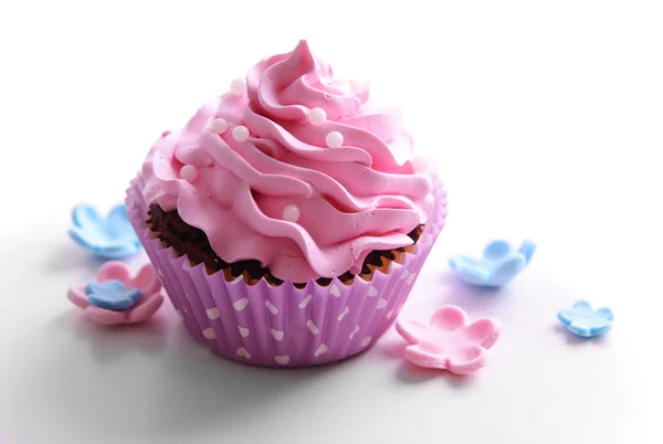 Delicioso cupcake isolado em branco — Fotografia de Stock