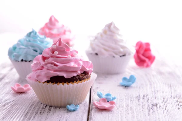 Heerlijke cupcakes op tabel close-up — Stockfoto