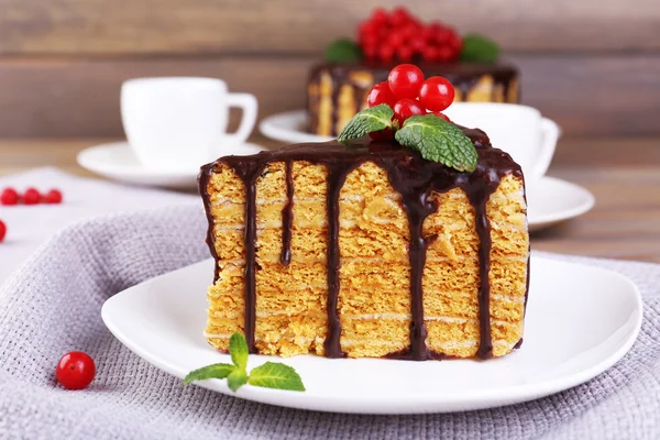 Torta al cioccolato sul tavolo — Foto Stock