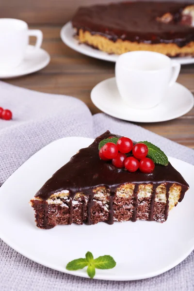 Torta al cioccolato sul tavolo — Foto Stock
