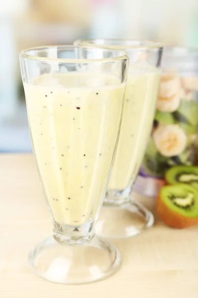 Vasos con batido y frutas en rodajas — Foto de Stock