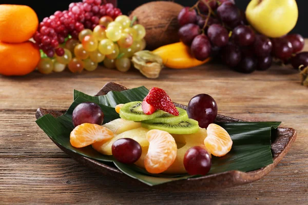 Dessert di frutto su foglia verde su tavolo — Foto Stock