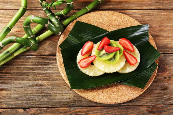 Fruit dessert on green leaf on table — Stock Photo, Image