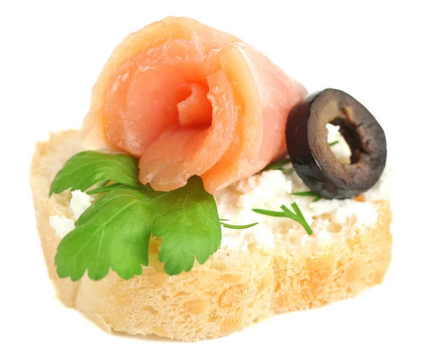 Canape łososia, czarnych oliwek i zioła na chleb kromka na białym tle — Zdjęcie stockowe
