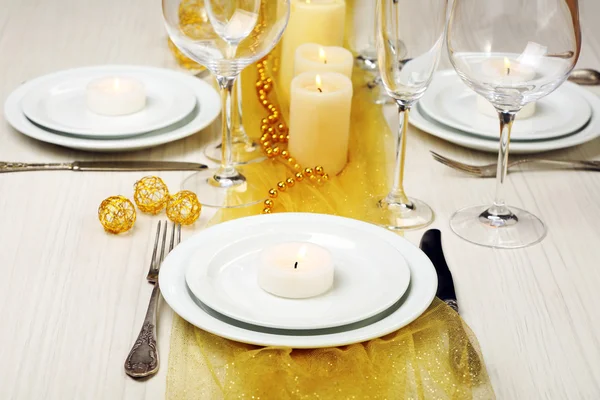Hermosa mesa de vacaciones en color blanco y dorado —  Fotos de Stock