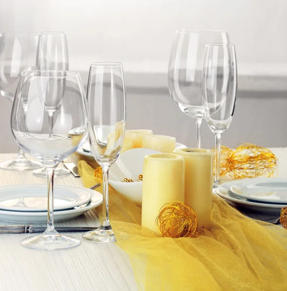 Beautiful holiday table setting in white and gold color — Stock Photo, Image