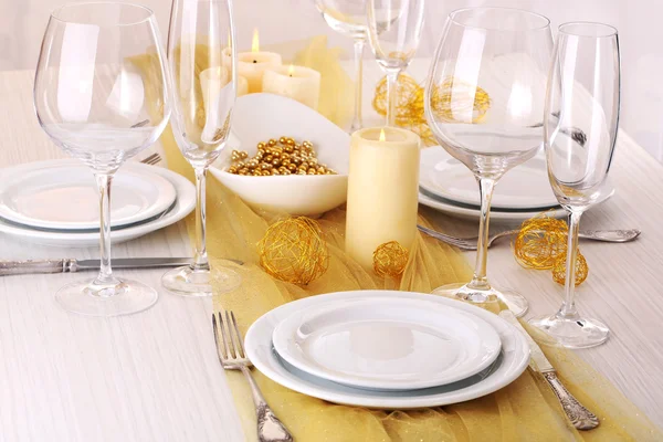 Beautiful holiday table setting in white and gold color — Stock Photo, Image