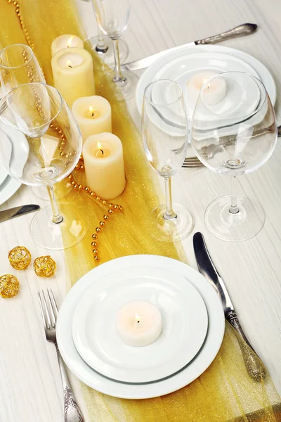 Schöne Festtagstisch-Dekoration in weiß und gold — Stockfoto
