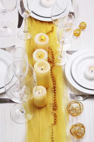 Güzel tatil tablo ayarını beyaz ve altın renkli — Stok fotoğraf