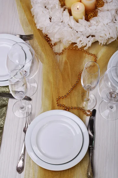 Beautiful holiday table setting in white and gold color — Stock Photo, Image