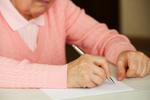 Τα χέρια της ενήλικης γυναίκας γραφής με το στυλό — Φωτογραφία Αρχείου