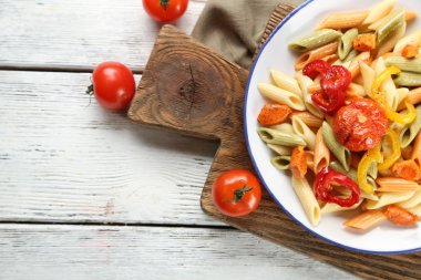 Biber, havuç ve domates ahşap masa arka plan ile makarna salatası