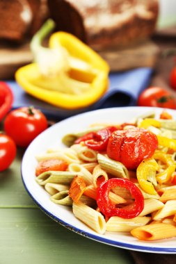 Biber, havuç ve domates ahşap masa arka plan ile makarna salatası