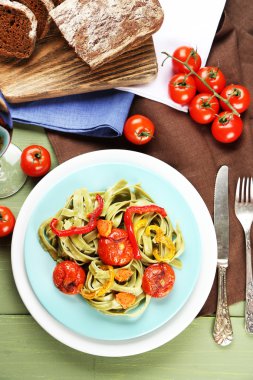 Biber, havuç ve domates ahşap masa arka plan ile makarna salatası