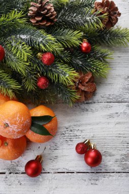 Ahşap zemin üzerine mandalina ile Noel kompozisyon