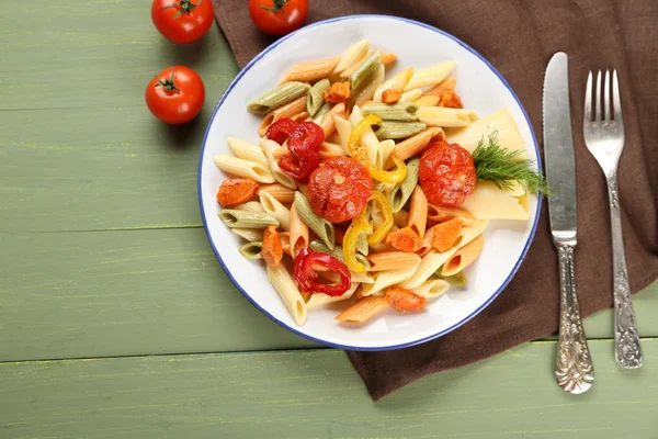 Nudelsalat mit Paprika, Karotten und Tomaten auf Holztischhintergrund — Stockfoto