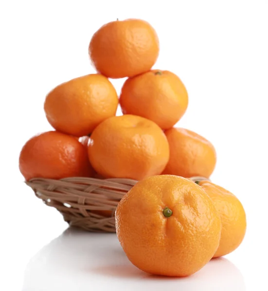 Mandarino in cesto isolato su bianco — Foto Stock