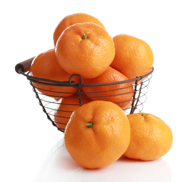 Tangerinas em cesta isoladas sobre branco — Fotografia de Stock