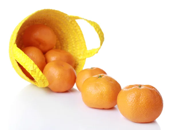 Mandarinky v košíku izolované na bílém — Stock fotografie
