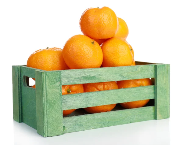Mandarinky v dřevěné krabici, izolované na bílém — Stock fotografie