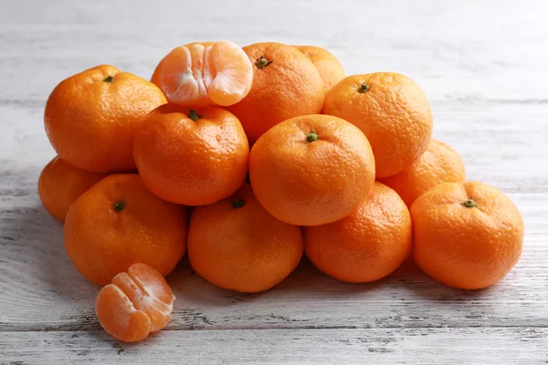 Tangerinas no fundo de madeira — Fotografia de Stock