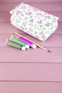 El yapımı tabut ve sanat malzemeleri