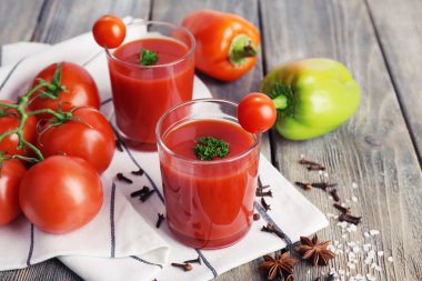 Gözlük ve peçete ahşap arka plan üzerinde taze sebze domates suyu