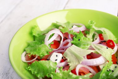 Ahşap masa yakın çekim tabakta sebze taze balık salatası