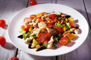 Ahşap masa yakın çekim tabakta sebze taze balık salatası