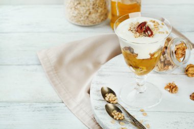 Yulaf gevreği ve ballı, masada lezzetli tatlı