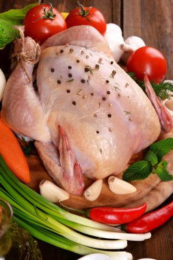 Ahşap masada çiğ tavuk.