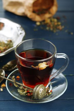 Ahşap masa üzerinde bitki çayı ile güzel vintage kompozisyon