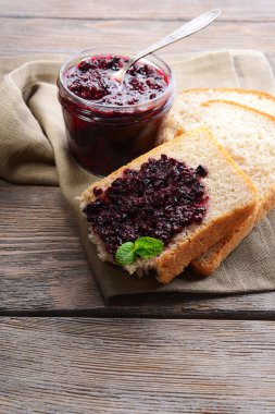 Lezzetli Siyah frenk üzümü jam tablo yakın çekim