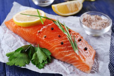 Baharatlar ve ahşap masa üzerinde limon ile taze somon