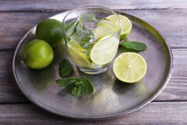 Limonata cam tepsi ahşap arka plan üzerinde