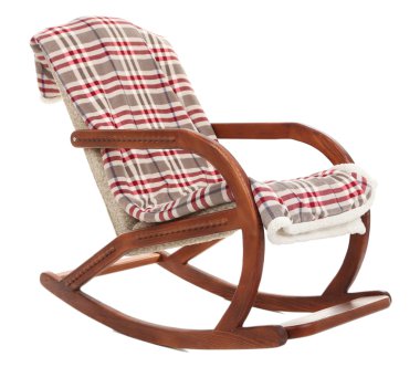 Modern sallanan sandalye üzerinde beyaz izole halı ile