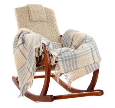 Modern sallanan sandalye üzerinde beyaz izole halı ile