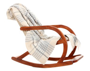 Modern sallanan sandalye üzerinde beyaz izole halı ile