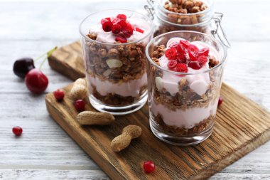 Müsli ve çilek tablo ile sağlıklı katmanlı tatlı