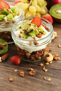 Müsli ve masada meyve sağlıklı katmanlı tatlı