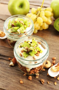 Müsli ve masada meyve sağlıklı katmanlı tatlı