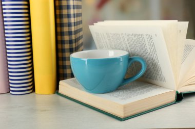 Renkli bardak çay masaya ışık kitapları ile arka plan bulanık