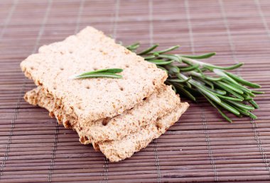 Crispbread dal biberiye bambu Hasır arka plan üzerinde ile