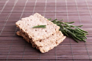 Crispbread dal biberiye bambu Hasır arka plan üzerinde ile