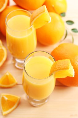 Ahşap masa üzerinde taze sıkılmış portakal suyu